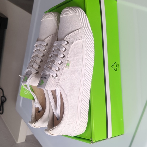 Cariuma (Off-White Canvas/White Sole) 10.5M/12W - Picture 3 of 8